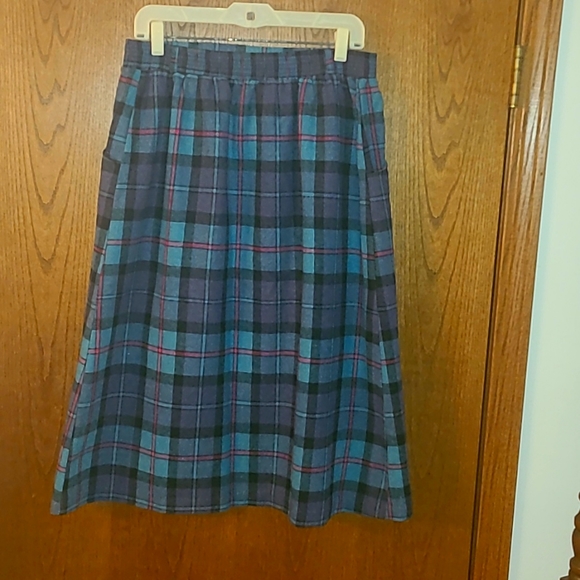Women's Christel size 34 skirt. Two pockets. Polyester/Acrylic/Wool. Dry clean - Picture 2 of 2